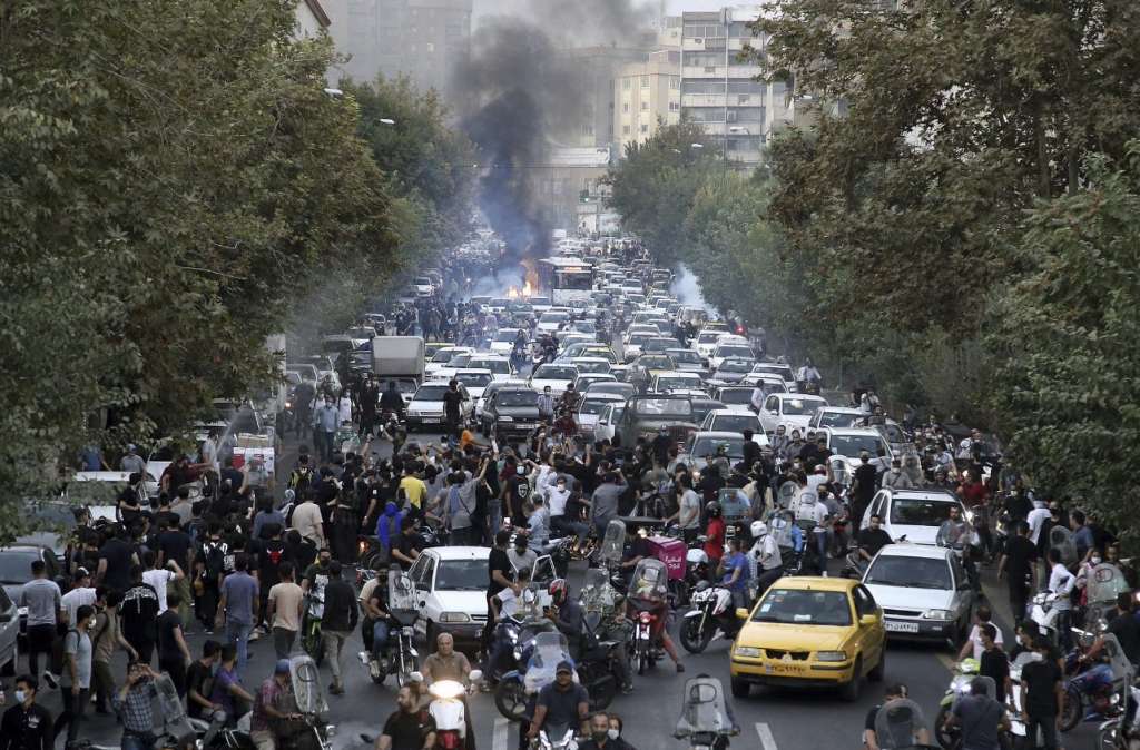 Iran pozvao na razgovor britanskog i norveškog ambasadora dok nemiri u zemlji i dalje traju