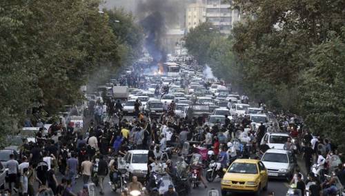 Iran pozvao na razgovor britanskog i norveškog ambasadora dok nemiri u zemlji i dalje traju