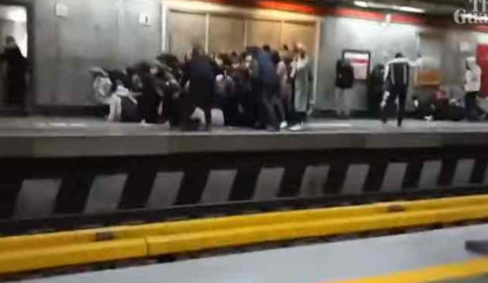 Iranski policajci pucali u metrou punom ljudi i tukli žene u vozu