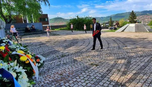 Irfan Čengić: Zašto sam polažem cvijeće na Vracama