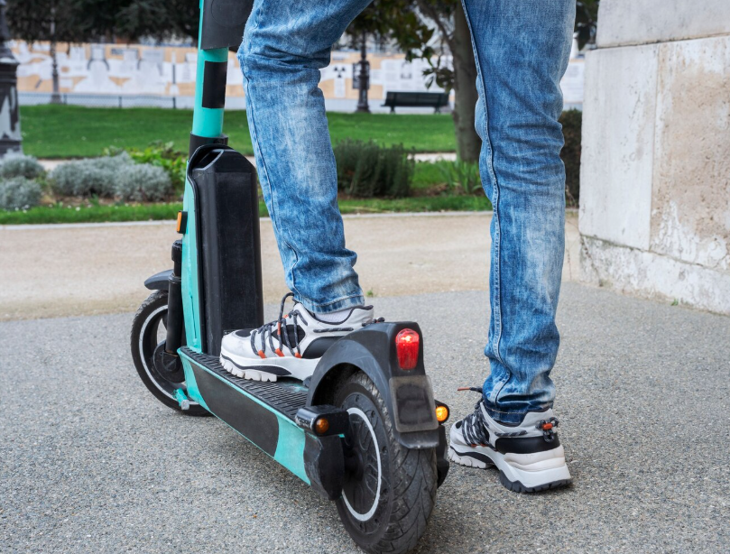 Irska će zabraniti vožnju električnih skutera mlađima od 18 godina