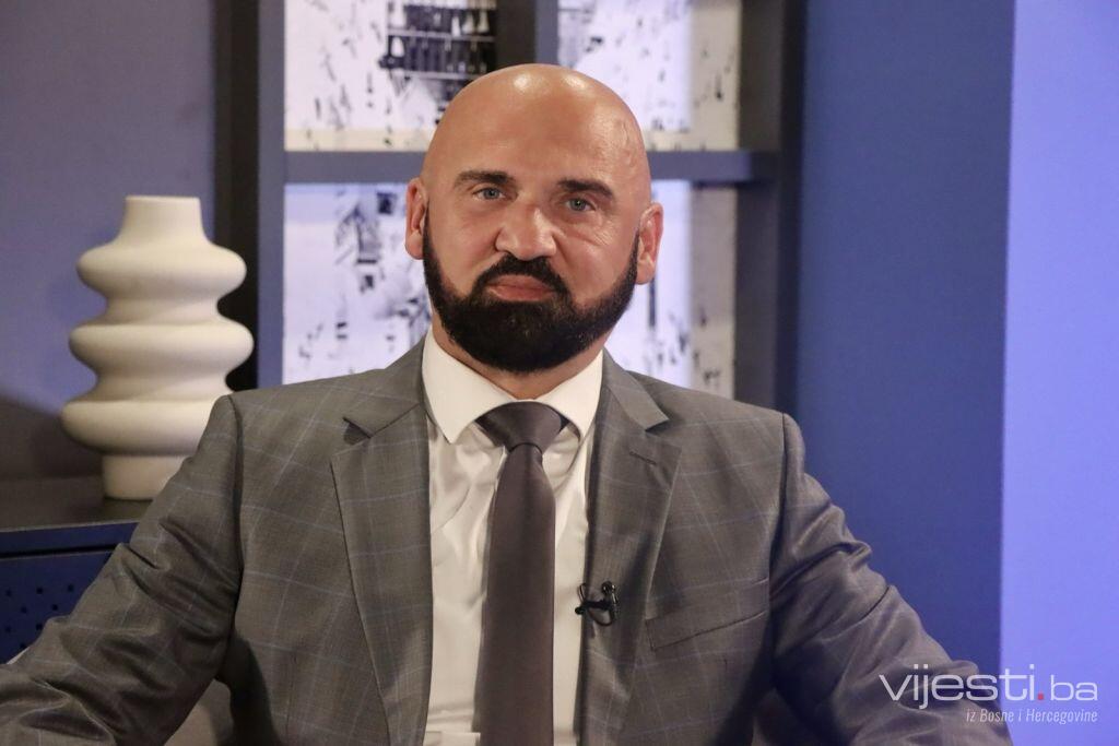 Isak: Bili smo spremni i čekali nalog da uhapsimo Dodika, nazvao je Vučića ...
