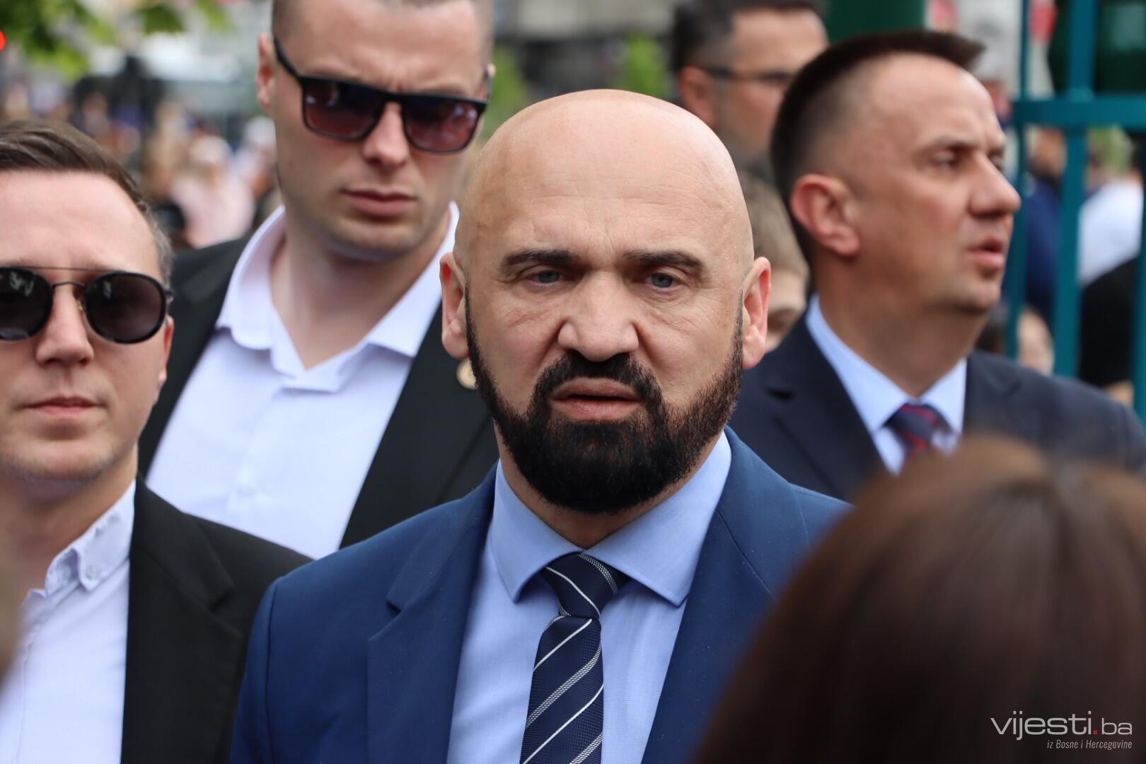 Isak: Nedopustivom nasilju dijela navijača u HNK mora se stati u kraj