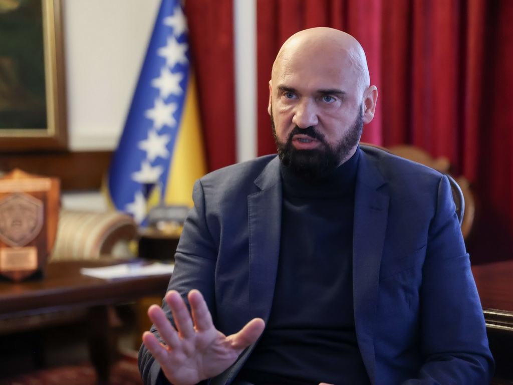 Isak: Ni murali, ni pjesme, ni Beograd ne mogu oprati ime ratnog zločinca Ratka Mladića
