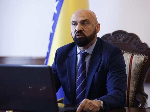 Isak odgovorio Cvijanović: 'Ženo s američke crne liste, dozovi se'