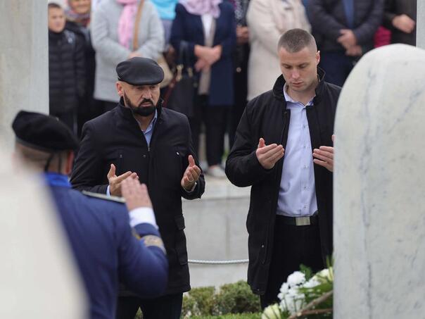 Isak položio vijenac na mezar Alije Izetbegovića