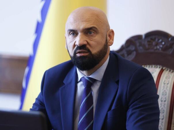 Isak poslao Nešiću kopiju Krivičnog zakona BiH i Izvještaj o negiranju genocida u Srebrenici: Nenade, educiraj se