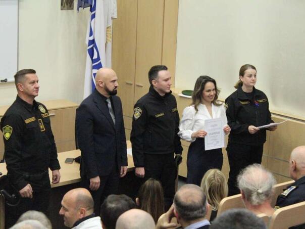 Isak uručio uvjerenja policijskim službenicima o završenom kursu kriminalističke tehnike