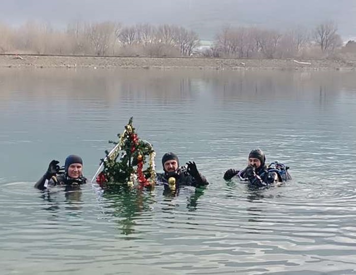 Ronioci potopili okićen bor u Mostarsko jezero, svijetlio i pod vodom