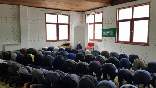 Islamska zajednica u BiH organizirala džumu u privremenim centrima za migrante