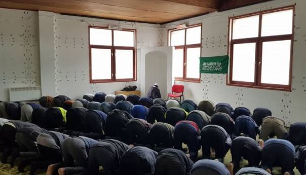 Islamska zajednica u BiH organizirala džumu u privremenim centrima za migrante