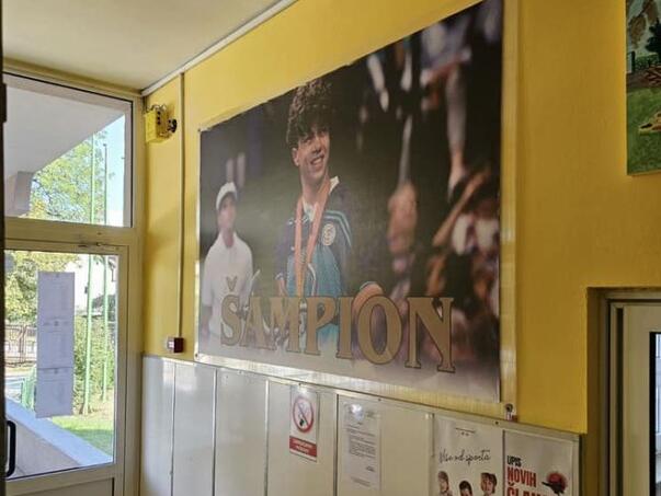 Ismaila Barlova u holu škole dočekao plakat sa posebnim natpisom