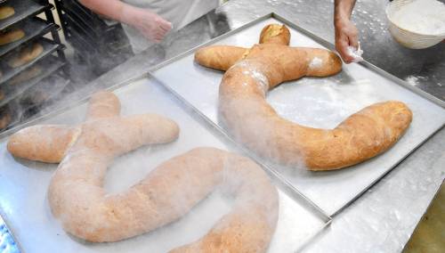 Ispekli hljeb u obliku slova ŠČ, oba teška po pet kilograma