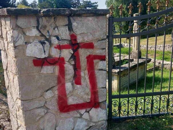Ispisivanje ustaških simbola na mezarju u Livnu je fašizam