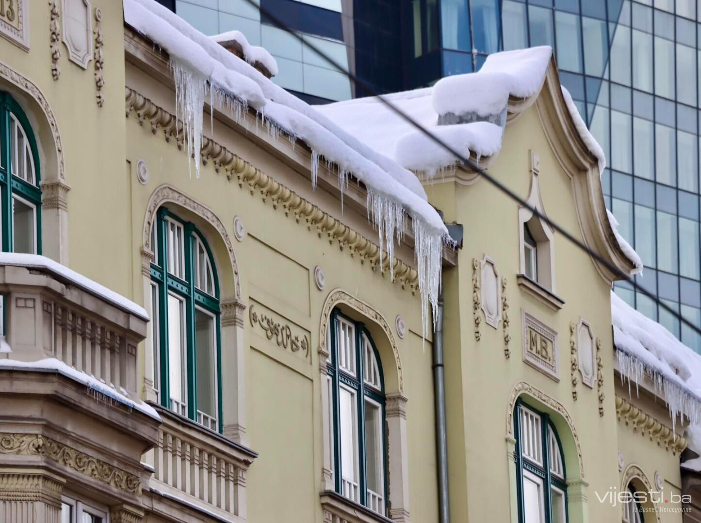 Ispod nogu led, iznad glave ledenice: Opasnost za pješake u Sarajevu