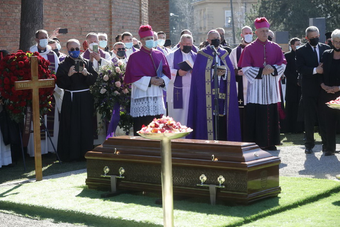 Ispratio ga veliki broj građana: Sahranjen Milan Bandić