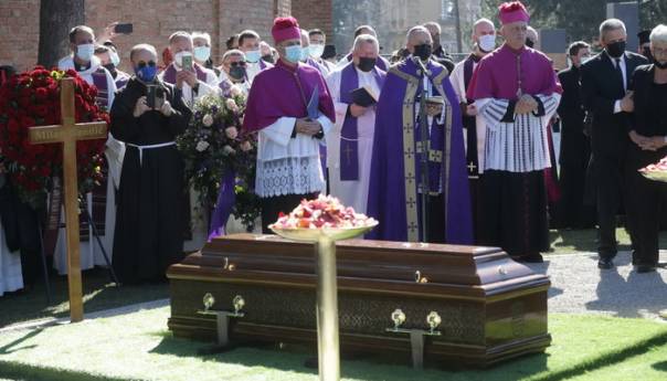 Ispratio ga veliki broj građana: Sahranjen Milan Bandić