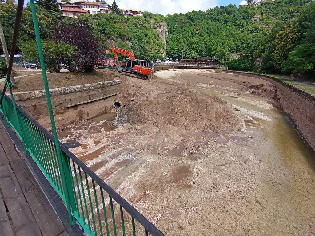 Ispražnjeno jezero na Bentbaši: Počelo uklanjanje mulja iz Miljacke