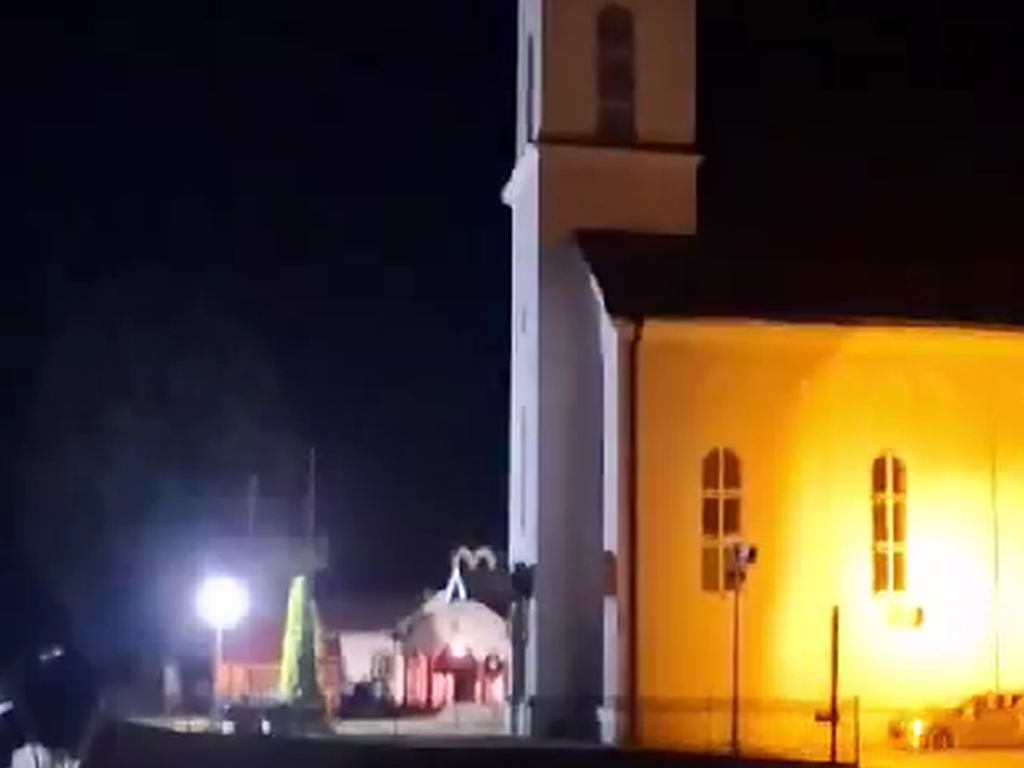 Ispred crkve u Srebrenici sinoć puštane pjesme koje slave zločin
