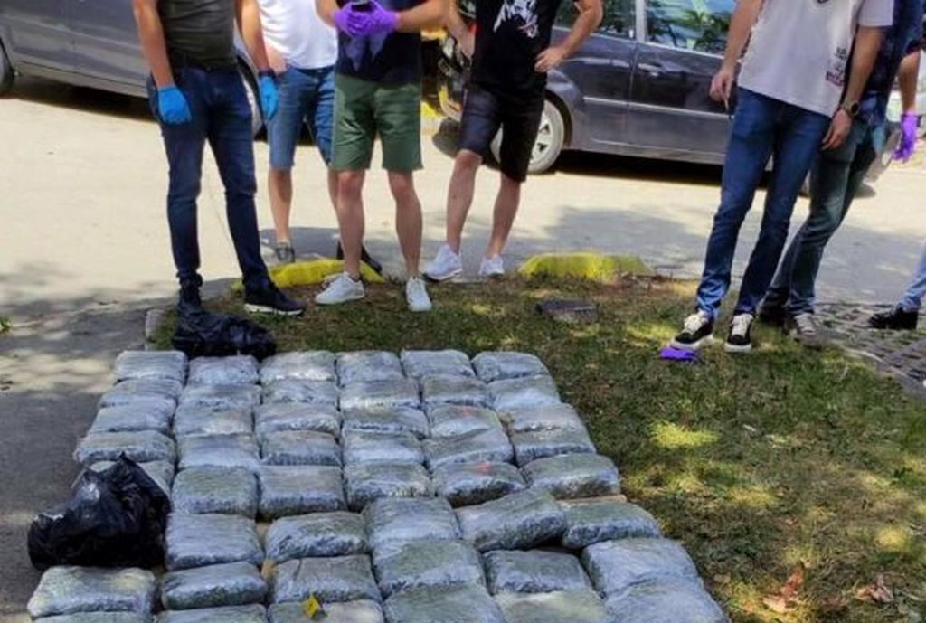 Ispred nargila bara u Sarajevu uhapšen muškarac sa 73 kg kanabisa