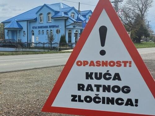 Ispred Šešeljeve kuće postavljen znak: 'Opasnost! Kuća ratnog zločinca'