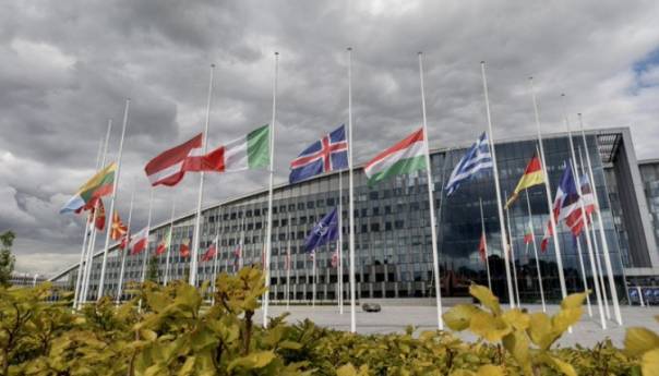 Ispred sjedišta NATO-a zastave država članica spuštene na pola koplja