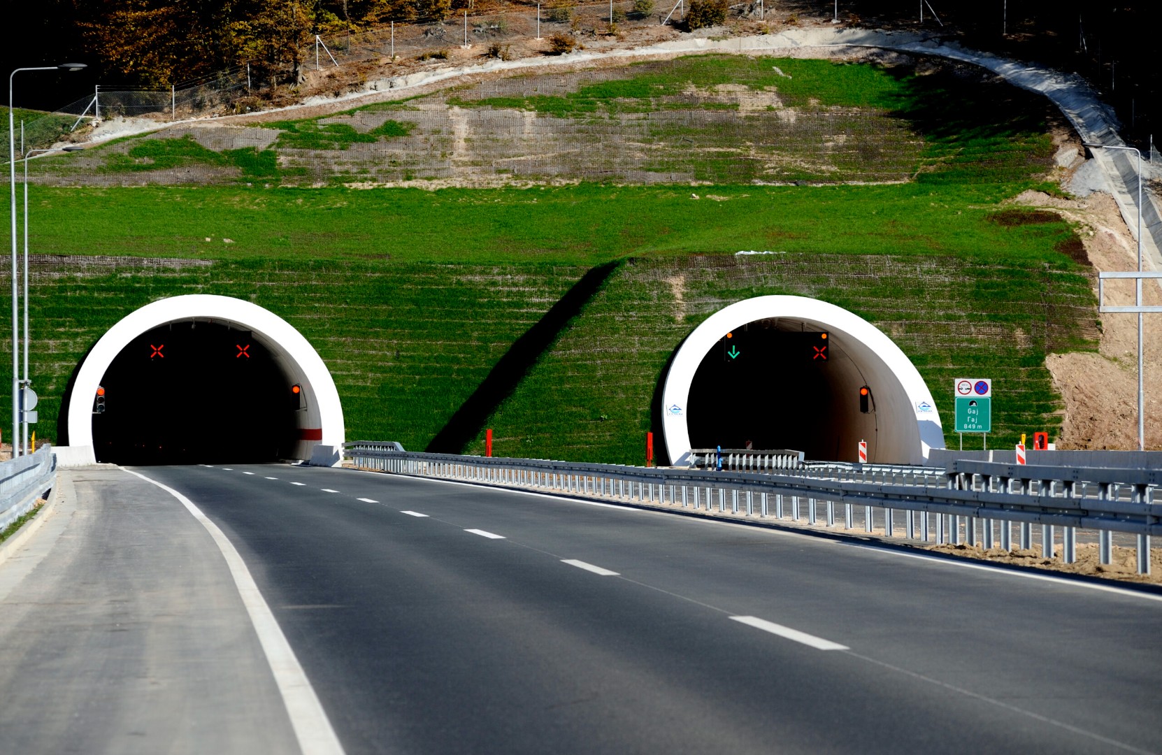Ispred tunela Grab saobraćaj usporen zbog nezgode