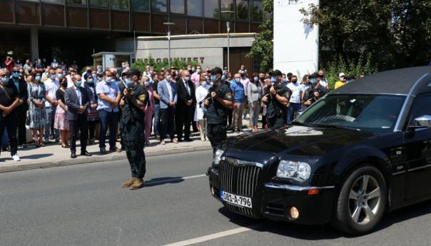 Ispred Vlade FBiH obavljen ispraćaj preminulog ministra Salke Bukvarevića