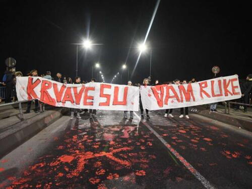 Ispred Vlade Srbije danas protest opozicije zbog nesreće u Novom Sadu