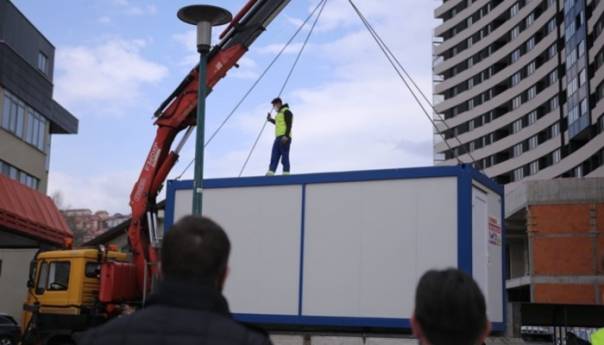 Ispred Zavoda za hitnu medicinsku pomoć KS postavljen kontejner za trijažu