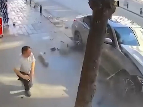 Istanbul: Auto pokosio pješaka na trotoaru, sve snimila kamera