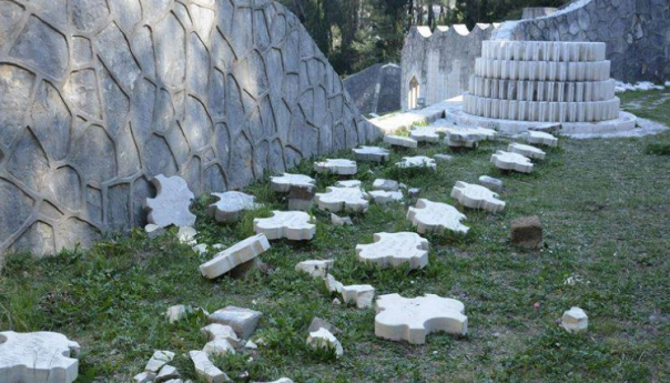 Istraga o uništavanju Partizanskog groblja tapka u mjestu