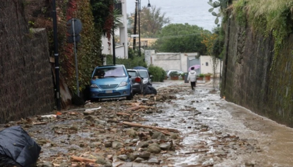 Italija: Još se traga za desetak osoba nakon odrona