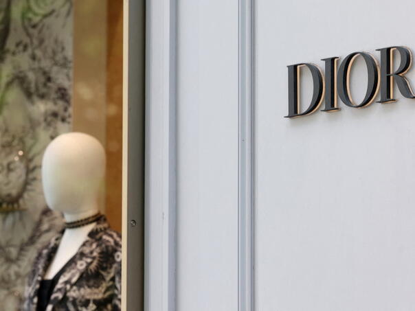 Italija pokrenula istragu navoda o iskorištavanju radnika u grupama luksuzne robe Armani i Dior