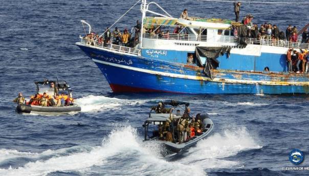 Italija prebacuje 34 migranta u karanten na mornarički brod