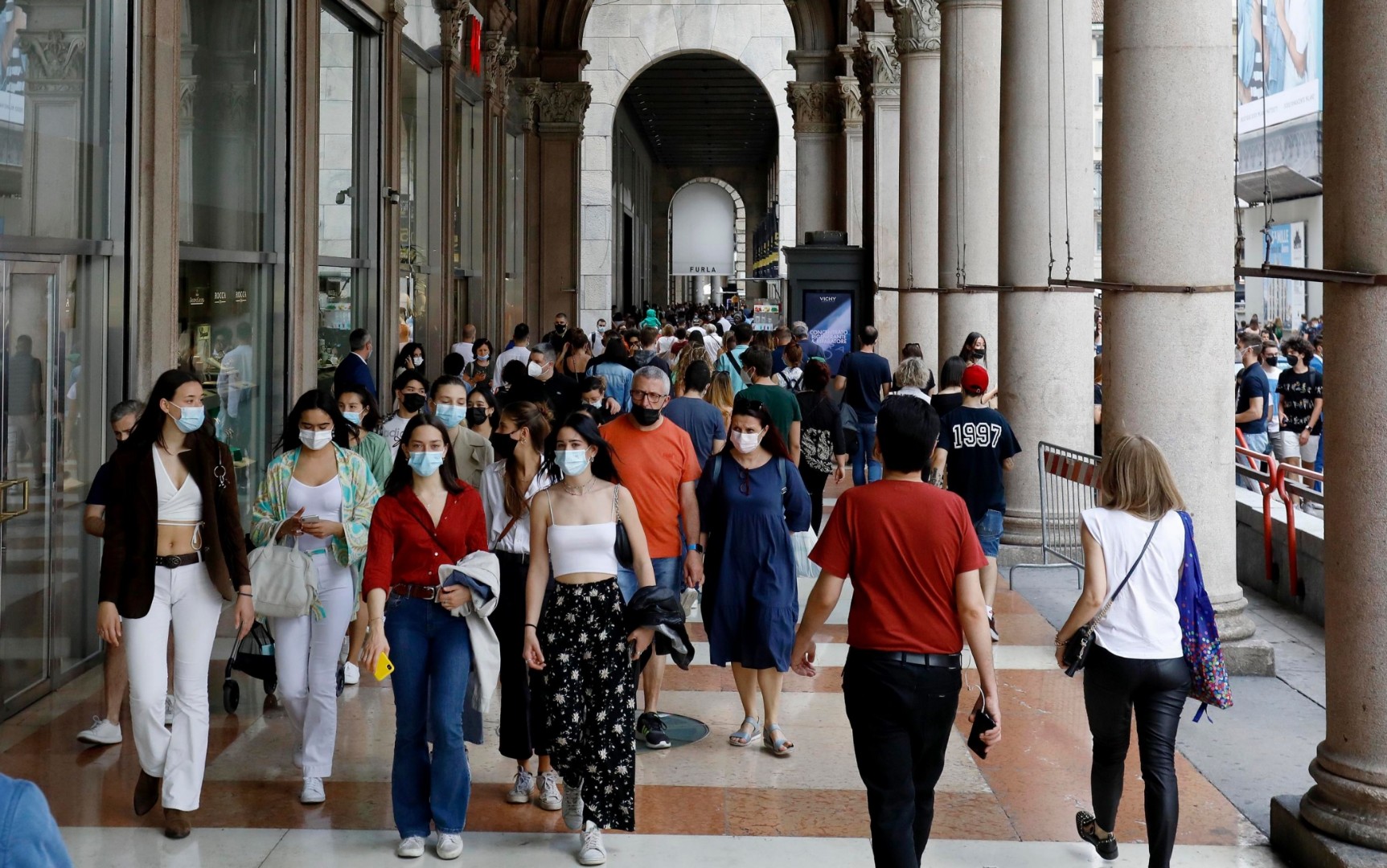 Italija ukinula obavezno nošenje maski na otvorenom