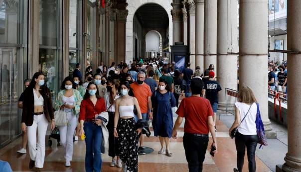 Italija ukinula obavezno nošenje maski na otvorenom