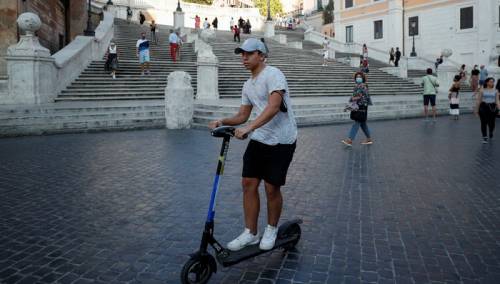 Italijani diskutuju o električnim romobilima, neki gradovi ograničili brzinu