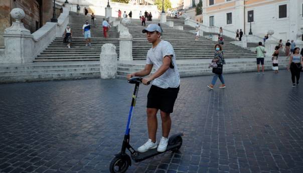 Italijani diskutuju o električnim romobilima, neki gradovi ograničili brzinu