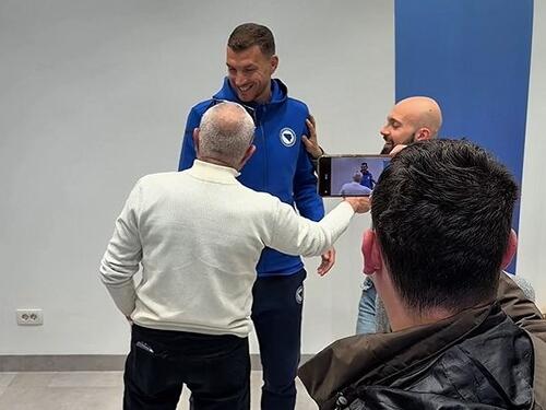 Italijani "okupirali" Džeku nakon press konferencije u Sarajevu, svi žele fotografiju