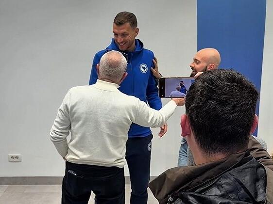 Italijani "okupirali" Džeku nakon press konferencije u Sarajevu, svi žele fotografiju