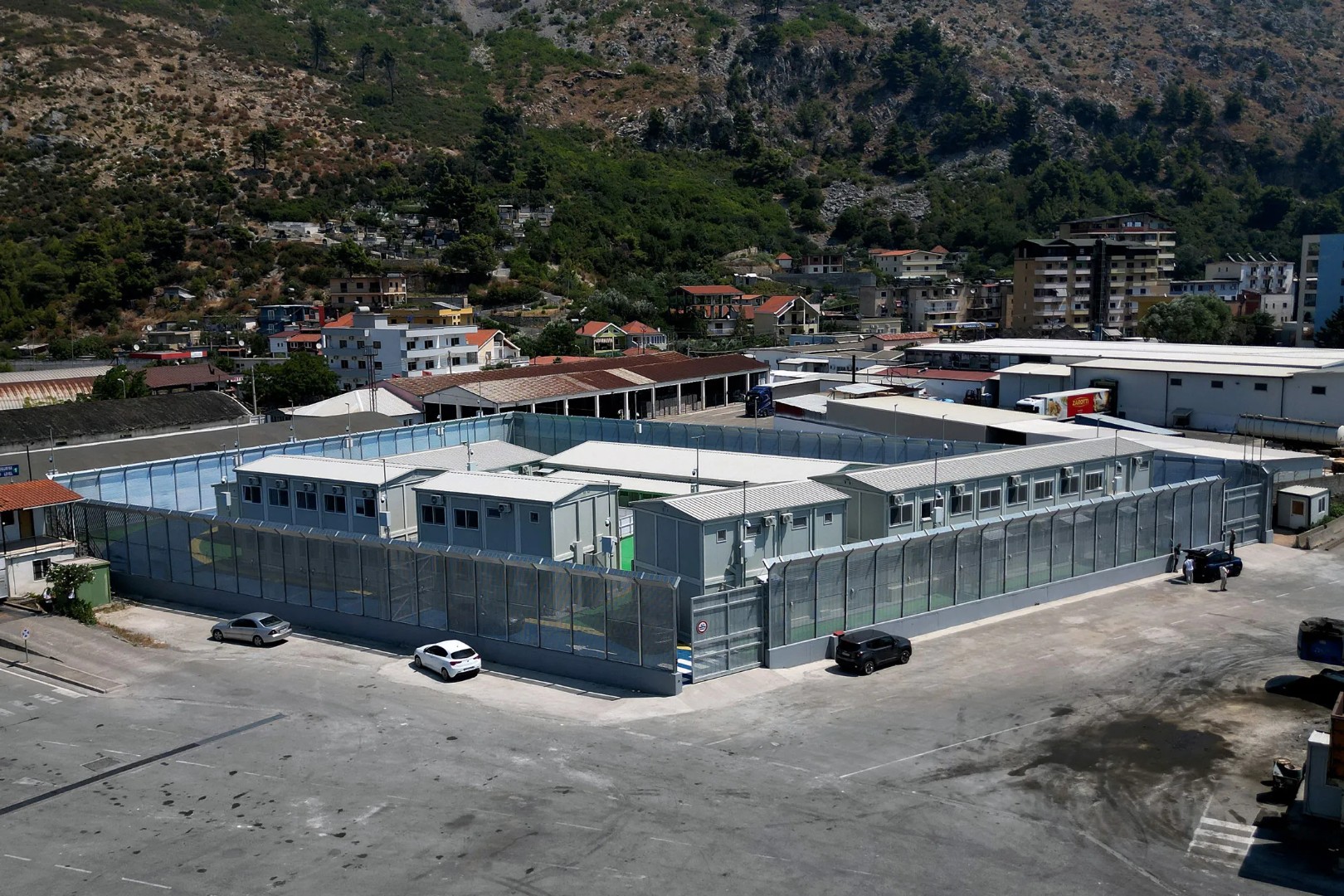 Italijanska mornarica prebacila migrante u Albaniju uprkos pravnim sporovima