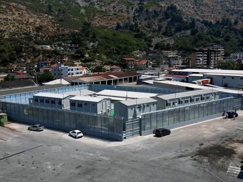 Italijanska mornarica prebacila migrante u Albaniju uprkos pravnim sporovima