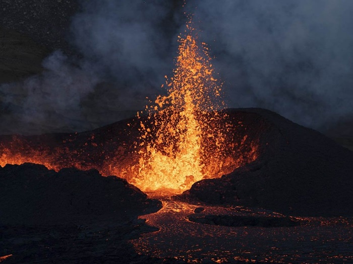 Italijanski vulkan Etna ponovo izbacuje pepeo i lavu