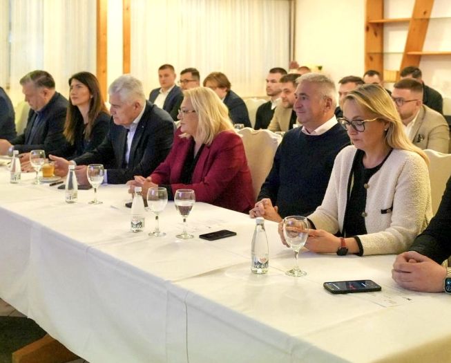 Ivana Marić i vrh HDZ-a otvorili stranačku Zimsku školu