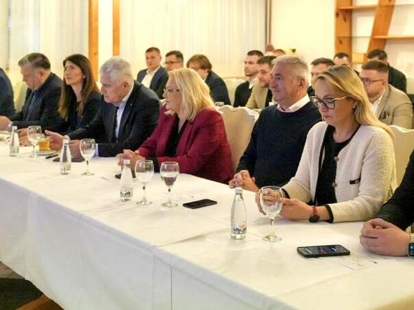 Ivana Marić i vrh HDZ-a otvorili stranačku Zimsku školu