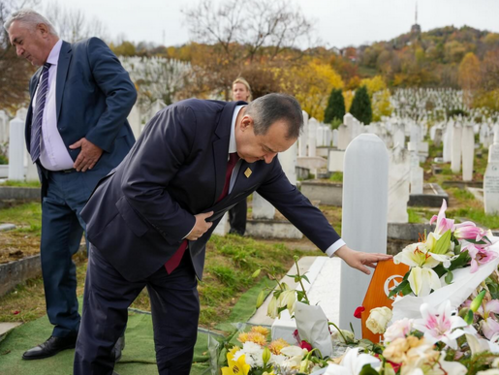 Ivica Dačić posjetio grob Halida Bešlića, posvetio mu objavu