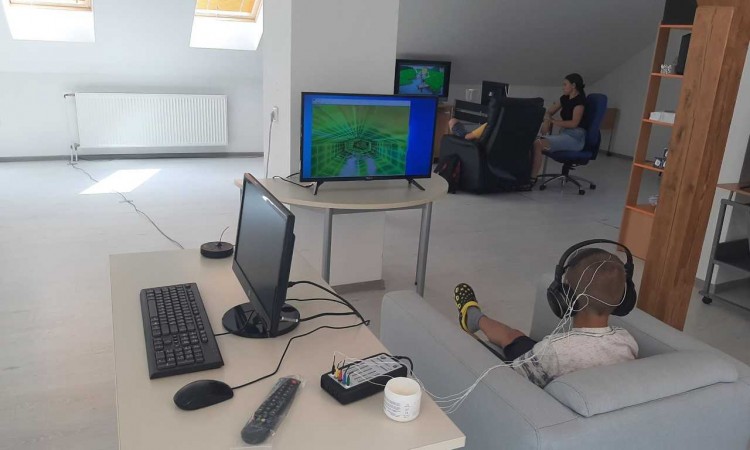 IZ BiH djeci s autizmom poklonila neurofeedback aparat