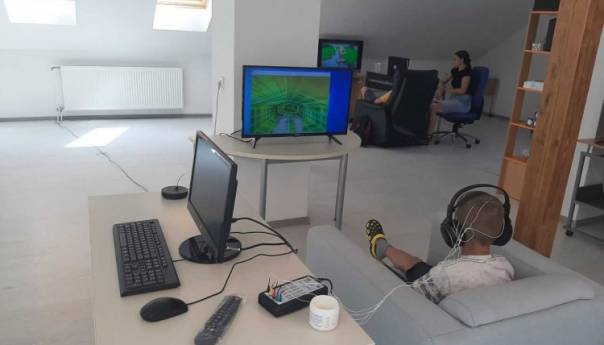 IZ BiH djeci s autizmom poklonila neurofeedback aparat