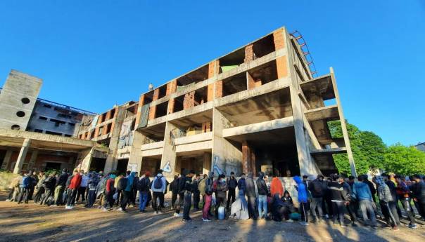 Migranti iz zgrade Doma penzionera u Bihaću izmješteni na lokalitet Lipa